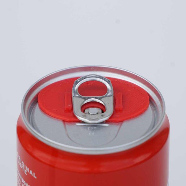 Dosenverschluss in rot. Ansicht zeigt eine damit verschlossenen Getränkedose.