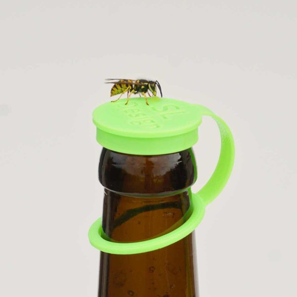 Wespe sitzt auf mit Flaschenverschluss verschlossener Bierflasche